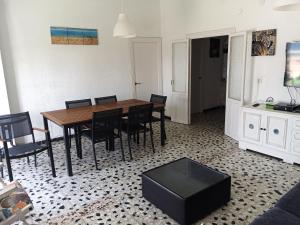 Tranquila casa frente al mar في آدرا: غرفة طعام مع طاولة وكراسي