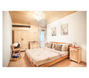 1 dormitorio con cama y techo de madera en Apartment Toni, en Sarentino