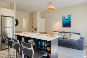 uma cozinha e sala de estar com uma mesa e um sofá em [Gourjon 2] - T2 fonctionnel emplacement idéal Joliette em Marselha
