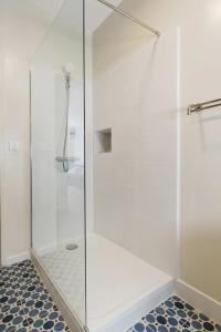 um chuveiro com uma porta de vidro na casa de banho em [Gourjon 2] - T2 fonctionnel emplacement idéal Joliette em Marselha