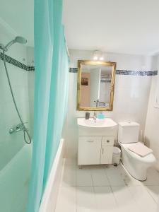 Ванна кімната в Homely Stay @Acropolis Museum