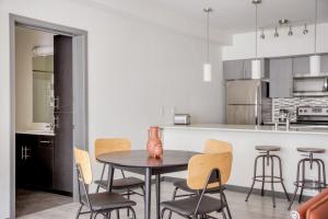 Imagen de la galería de Bellevue 2br w yoga studio nr restaurants SEA-628, en Redmond