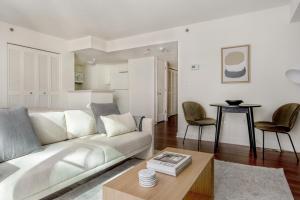 ワシントンにあるPenn Quarter Studio w Gym DM WD nr Metro WDC-577の白いソファとテーブルのあるリビングルーム