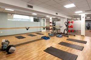 ワシントンにあるPenn Quarter Studio w Gym DM WD nr Metro WDC-577の床にたくさんのヨガマットが敷き詰められたジム