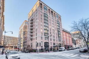ワシントンにあるPenn Quarter Studio w Gym DM WD nr Metro WDC-577の車道の大ピンクの建物