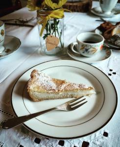 un pedazo de pastel en un plato con un tenedor en La Casetta di Nerina - Agripark en Cansano