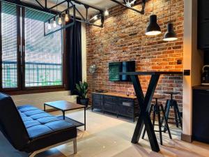 Televízia a/alebo spoločenská miestnosť v ubytovaní Loft Apartment Browary Warszawskie