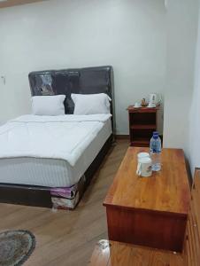 En eller flere senge i et værelse på PEKEN TEBU RESORT SEMBAHE