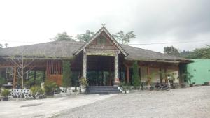 Gedung tempat resor berlokasi