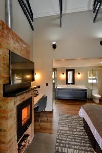 - une chambre avec une cheminée et un lit dans une pièce dans l'établissement Dunkeld East Hotel, à Dullstroom