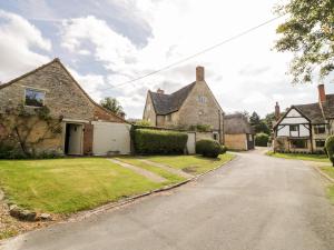 an old brick house with a driveway at Old Bothy in Shipston-on-Stour