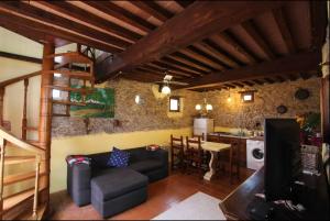 Capezzano Pianore,的住宿－Il CASALE ARGINVECCHIO，带沙发的客厅和厨房