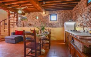 Capezzano Pianore,的住宿－Il CASALE ARGINVECCHIO，厨房以及带桌子和沙发的用餐室。
