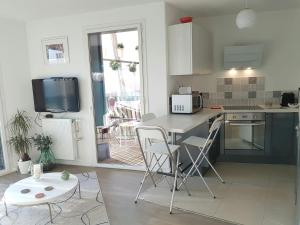 uma cozinha com mesa e cadeiras num quarto em Cosy Bordeaux em Bordeaux