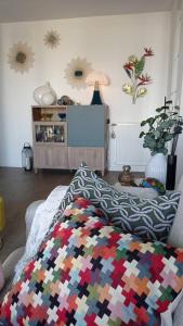 een woonkamer met een bank en een kleurrijke deken bij Cosy Bordeaux in Bordeaux