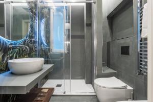 e bagno con servizi igienici, lavandino e doccia. di Quinto Stabile Rooms&Suite a Palermo