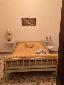 a bedroom with a large bed with at TheTownSquareApartment in MalesÃ­na