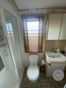 Bilik mandi di Waterside mini lodge - pet friendly, WiFi, direct beach access & club on site - Meadow Lakes Caravan & Lodge Hire +6 gambar