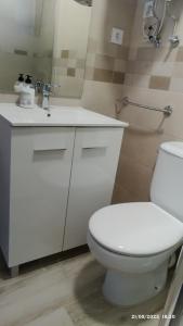 ein Badezimmer mit einem weißen WC und einem Waschbecken in der Unterkunft Apartamento agradable 2 in Madrid