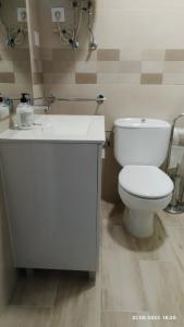 ein Badezimmer mit einem weißen WC und einem Waschbecken in der Unterkunft Apartamento agradable 2 in Madrid