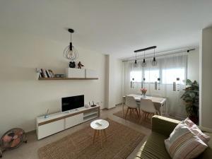 sala de estar con sofá y mesa en Apartamento Moderno, en Valladolid