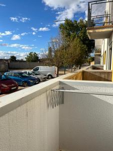 una vista de un aparcamiento con coches aparcados en Apartamento Moderno, en Valladolid