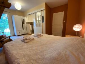 1 dormitorio con 1 cama grande y toallas. en Chambres d'hôtes de la Grande Combe, en Mauzac-et-Grand-Castang