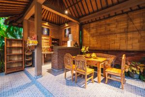 cocina y comedor con mesa y sillas en Villa Pranawa, en Ubud