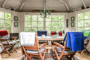 - une salle à manger avec une table et des chaises dans l'établissement Nice cottage in Bolmstad outside Ljungby, à Ljungby