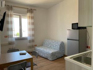 een kleine keuken met een stoel en een koelkast bij Appartamento Anemone in Termoli