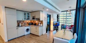 Kuchyň nebo kuchyňský kout v ubytování La Buena Vida Holiday Homes - Luxe 1BD, boutique apt full lakeview 1m to Metro, Lake & Almas Tower