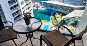 Bazén v ubytování La Buena Vida Holiday Homes - Luxe 1BD, boutique apt full lakeview 1m to Metro, Lake & Almas Tower nebo v jeho okolí