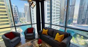 Posezení v ubytování La Buena Vida Holiday Homes - Luxe 1BD, boutique apt full lakeview 1m to Metro, Lake & Almas Tower