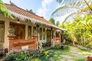 una casa en medio de un jardín en Villa Pranawa, en Ubud