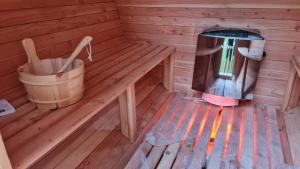 - une vue intérieure sur une cabane en bois avec une cuisinière dans l'établissement Къща за гости Румянцево, à Rumyantsevo