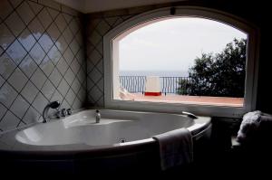 A bathroom at Hotel Punta Rossa