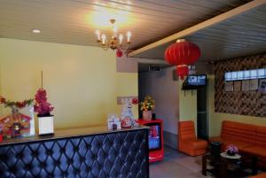 un bar en un restaurante con una lámpara de araña en BnT Inn en Isla de Mactán