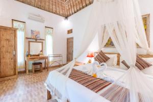Un dormitorio con una cama con un cisne. en Villa Pranawa, en Ubud