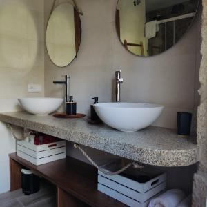 a bathroom with two sinks and a mirror at Alojamiento rústico paseo fluvial río Coroño, Boiro in Boiro