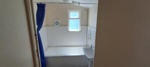 布菲尔斯巴埃Sailaway Beach House的带浴缸、马桶和水槽的浴室 更多48张照片