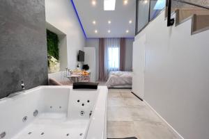 een groot wit bad in een kamer bij LoveRoom Paradise 2 - Balnéo ! in Aubagne