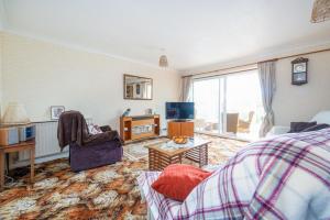 a living room with a couch and a tv at Amazing Beachside 2BD Family Home with Garden in Cliftonville