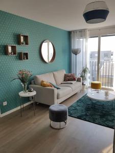 - un salon avec un canapé et un miroir dans l'établissement AppartCosy 50 m2 (avec garage), à Bordeaux