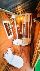 ein Bad mit einem WC und einem Waschbecken in der Unterkunft A'moss Farmstay in Cameron Highlands