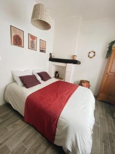 a bedroom with a large bed with a red blanket at Maison cosy avec 3 chambres et 3 salles de bains in Amiens