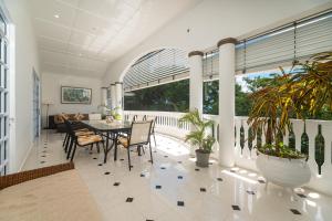 貝爾歐布萊的住宿－Villa Jasmin，一间设有桌子和一些植物的用餐室