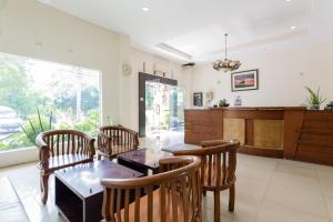 - une cuisine et une salle à manger avec une table et des chaises dans l'établissement RedDoorz @ Raya Ngagel 2, à Surabaya