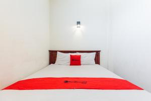 Giường trong phòng chung tại RedDoorz @ Raya Ngagel 2
