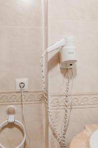 secador de pelo en la pared del baño en Apartamentos Turisticos Playa Principe, en La Manga del Mar Menor