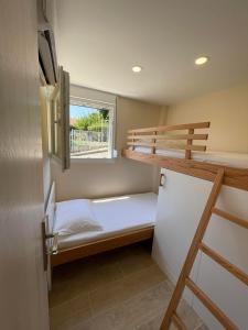 Piccola camera con letto a castello e frigorifero. di Andrea's luxury apartments in Nea Fokaia a Nea Fokea